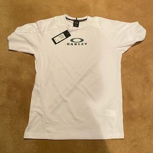 NWT Oakley Top